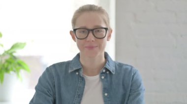 İçerideki Heyecanlı Güzel Kadın Baş Parmaklıyor