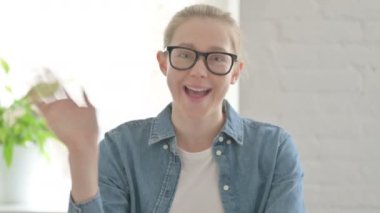 Merhaba demek için el sallayan güzel kadın.