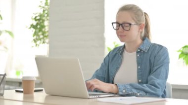 Ofiste Dizüstü bilgisayar kullanan Güzel Kadın Başparmağını kaldırdı 