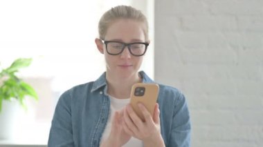 Smartphone 'da Çevrimiçi Başarıyı Kutlayan Güzel Kadın