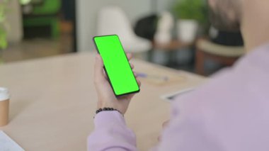 Yeşil Krom Ekran ile Akıllı Telefon Kullanan Adam 