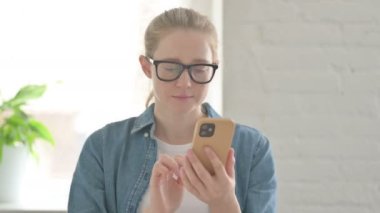 Smartphone Indoor 'da İnternet İzleyen Güzel Kadın