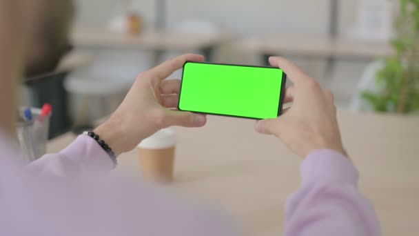 持智能电话并配上绿色彩色屏风的人 — 图库视频影像