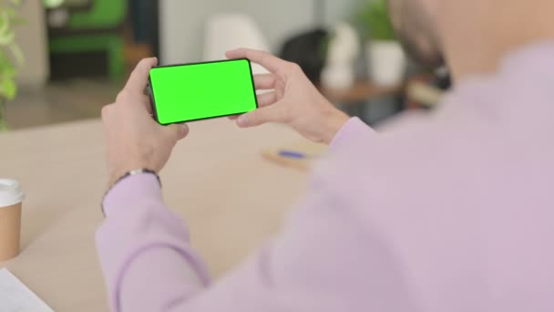 Mann Hält Smartphone Mit Grünem Bildschirm — Stockvideo
