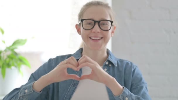Kochająca Piękna Kobieta Pokazując Kształt Serca Przez Ręce Pomieszczeniach — Wideo stockowe
