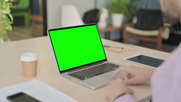 Людина Ноутбуці Екраном Зеленої Хромосоми — стокове відео