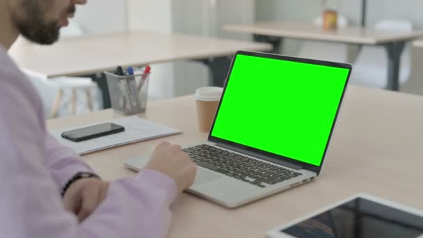 Mooie Man Werkt Laptop Met Groene Chroma Scherm — Stockvideo
