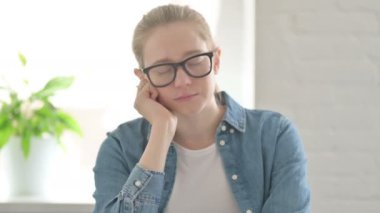 Uyuyan Yorgun Güzel Kadın Portresi