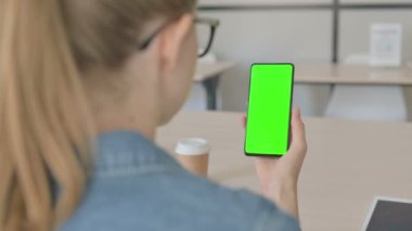 Yeşil Krom Ekranlı Akıllı Telefona Bakan Güzel Kadın 