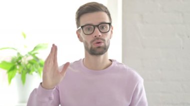 İnternetten Genç Yetişkin Adam Konuşuyor