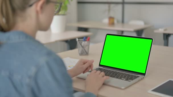 Женщина Работающая Вершине Зеленым Цветным Экраном — стоковое видео