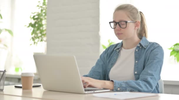 Avvisa Vackra Kvinna Vinka Finger Förnekelse När Använder Laptop — Stockvideo