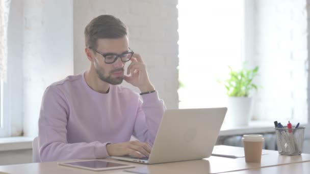 Homem Adulto Jovem Pensando Enquanto Trabalhava Laptop — Vídeo de Stock
