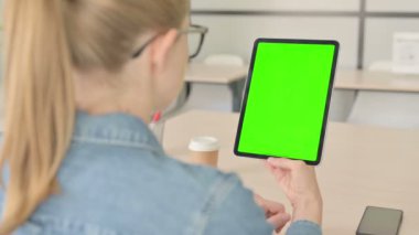 Krom Anahtarlı Tablet kullanan Güzel Kadın