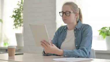 Ofiste otururken Tablet kullanan Güzel Kadın