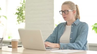 Öksüren Güzel Kadın Laptop Kullanıyor, Grip