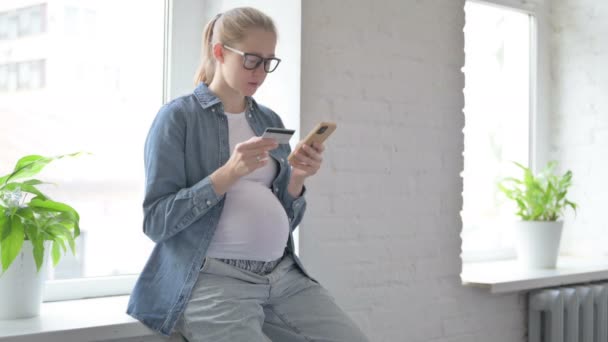 Беременная Красивая Женщина Делает Онлайн Платеж Смартфоне — стоковое видео