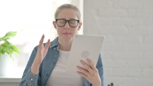 Verärgerte Schöne Frau Reagiert Auf Verlust Tablet — Stockvideo