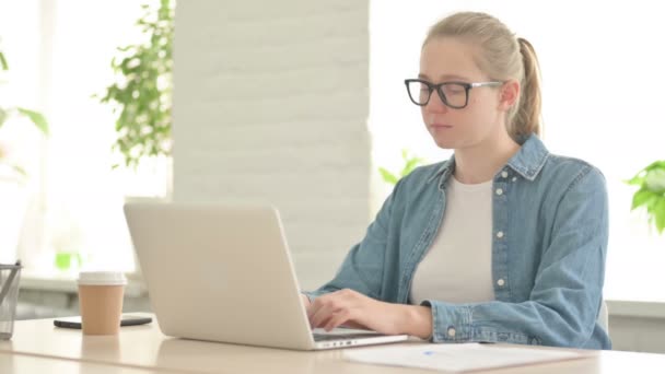 Schöne Frau Arbeitet Büro Laptop — Stockvideo