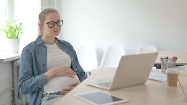 Joyeux Enceinte Belle Femme Regardant Vidéo Sur Ordinateur Portable — Video