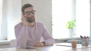 Genç Yetişkin Adam Ofiste Telefonda Konuşuyor 