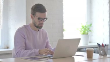 Genç Yetişkin Adam Laptop Kullanırken Kaybına Tepki Veriyor 