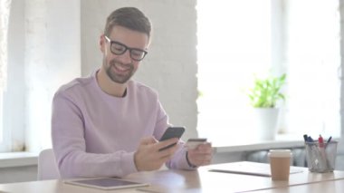 Ofisteki Akıllı Telefondan Mutlu Genç Yetişkin Adam Alışveriş Yapıyor 