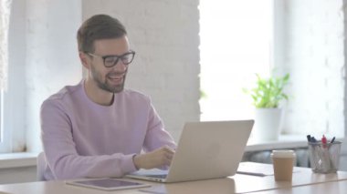 Ofisteki Genç Yetişkin Adam 'dan Çevrimiçi Video Çağrısı
