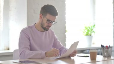 Genç Yetişkin Adam Ofiste Otururken Haberleri Okuyor