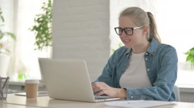 Hüsrana uğramış Güzel Kadın Laptop 'ta çalışıyor, memnun değil.