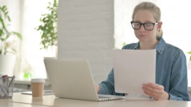 Güzel Kadın Belgeleri Okuyor, Ofiste Evrak Çalışıyor