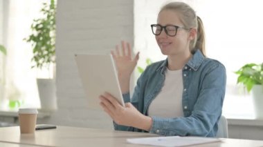 Tablet 'te Video Çağrısı Yapan Güzel Kadın