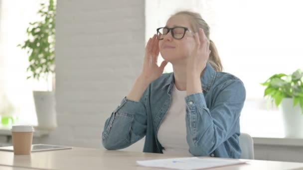 Verontruste Mooie Vrouw Voelt Zich Bezorgd Tijdens Het Zitten Kantoor — Stockvideo