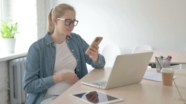 Gravid Vacker Kvinna Använda Smartphone Jobbet — Stockvideo