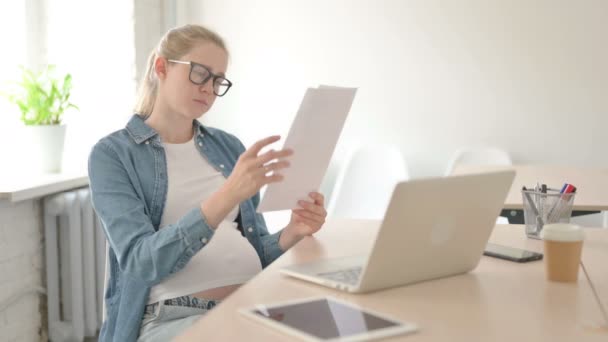 Incinta Bella Donna Lettura Documenti Sul Lavoro — Video Stock