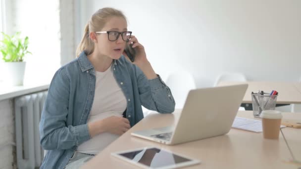 Irritado Grávida Bela Mulher Falando Telefone Trabalho — Vídeo de Stock