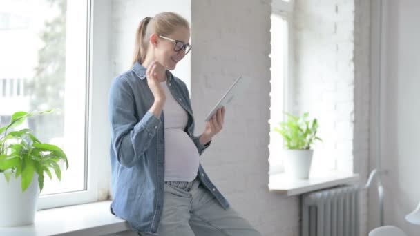 Schwangere Schöne Frau Spricht Auf Video Chat Auf Tablet — Stockvideo