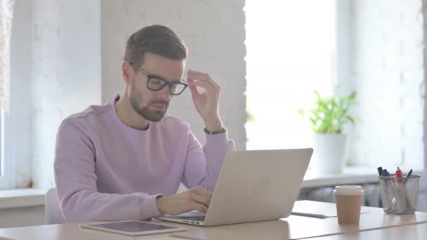 Junger Erwachsener Hat Kopfschmerzen Bei Der Arbeit Laptop — Stockvideo