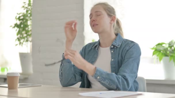 Schöne Frau Hat Kopfschmerzen Während Sie Büro Sitzt — Stockvideo