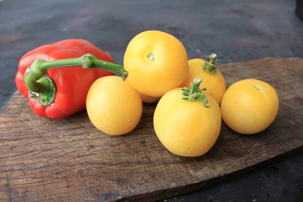 Yellow tomatoes and red bell pepper — Stock Photo, Image