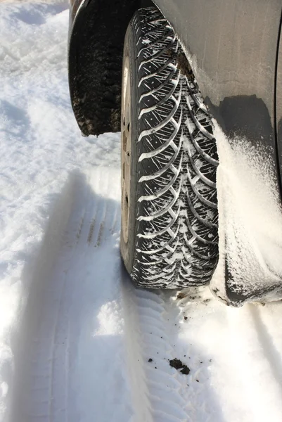 Neumático de invierno en nieve —  Fotos de Stock