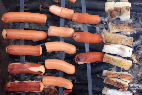 Läckra stekt korv och bacon på spett — Stockfoto