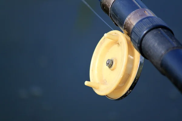 Vola canna da pesca su sfondo blu chiudere — Foto Stock