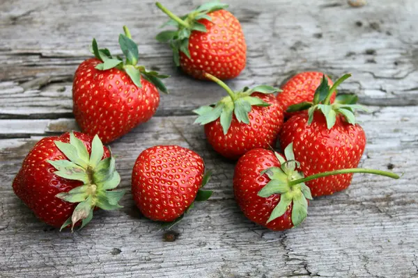 Fresh strawberries on old wooden background — Stock Photo, Image