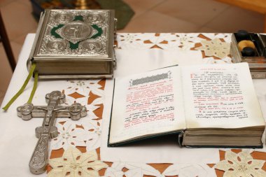 çapraz ve İncil Kilisesi dua sırasında tablo