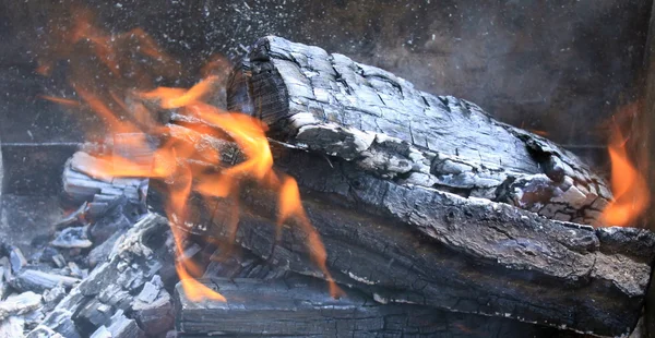 Hintergrund: Flammen und glühende Glut am Lagerfeuer — Stockfoto