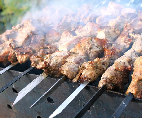 As partes suculentas de carne com o molho preparam-se no fogo — Fotografia de Stock