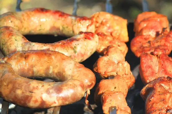 Grilování bratwursts — Stock fotografie