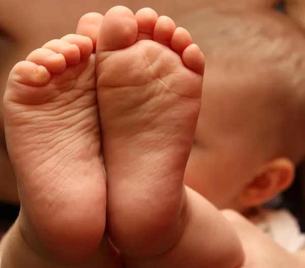 小さな赤ちゃんの足の終了 — ストック写真