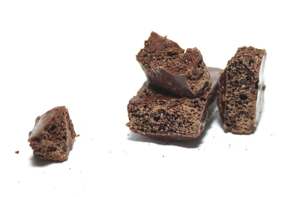 白い背景に壊れたチョコレートバー — ストック写真